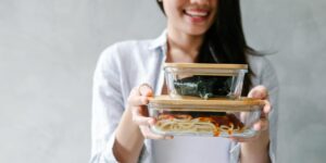 신선도 유지 보관용기의 재질별 특징을 보여주는 유리, 플라스틱, 실리콘 용기들
