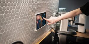 스마트홈 시작하기를 위해 배치된 스마트 플러그, 스마트 스피커, CCTV 등 다양한 IoT 기기들