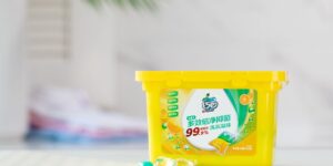 홈케어 필수용품 조합으로 구성된 가습기, 공기청정기, 방향제가 거실에 배치되어 있는 모습