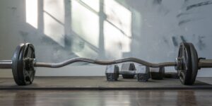 홈트레이닝 운동용품 추천 - 덤벨, 운동 매트, 저항 밴드가 함께 구성된 초보자용 홈짐 세트