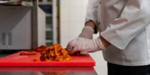 다양한 재질의 주방 칼과 도마를 함께 배치하여 주방 칼 도마 선택 시 고려사항을 시각적으로 표현한 이미지